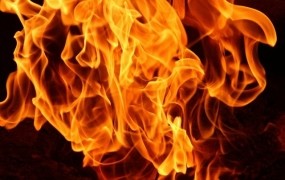 V požaru hudo opečena 33-letnica se bori za življenje