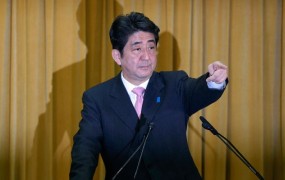Trumpa bo obiskal prvi tuji državnik, japonski premier Abe