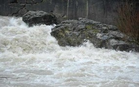 Zaradi močnega dežja lahko reke poplavljajo
