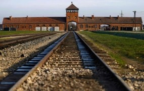 Nemška "nacistična babica" vztraja, da je holokavst laž