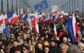 Poljska državnim in cerkvenim shodom daje prednost pred protesti