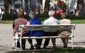 Demografska slika: Slovenci se starajo, mladi bežijo, zdravstvo ječi