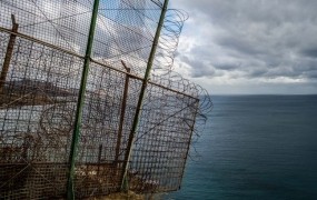 Več sto migrantov iz Maroka prebilo ograjo in vdrlo v špansko Ceuto