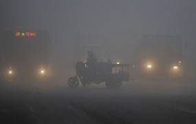 Peking se duši v smogu, oblasti zaprle 1200 tovarn