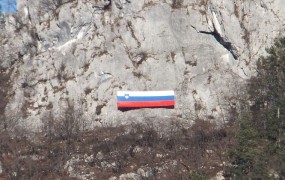 Slovenska zastava velikanka nad vasjo Breznica