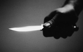 Moški se je z nožem lotil sedežnih garnitur v trgovini v Kromberku