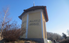 "Allahu Akbar!" kriči napis na oskrunjeni kapelici na  Šmarni gori