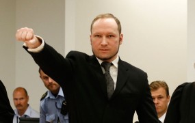 Breivik na sodišču pozdravljal z nacistično gesto