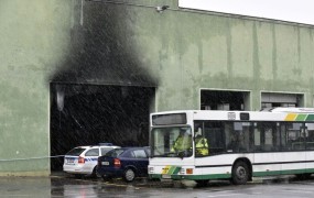 FOTO: Jankoviću zgorel avtobus