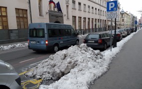 To je Jankovićeva Ljubljana! KPL navozil sneg kar na parkirno mesto za invalide