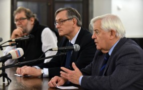 FOTO: Kučan, Türk in Forum 21 "rešujejo" probleme sveta