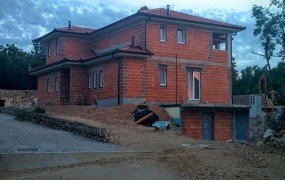 Jelko Kacin na otoku Krku gradi vilo, počitniško stanovanje pa prodaja