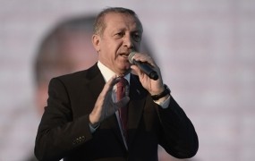 Razjarjeni Erdogan napadel Nemčijo in jo obtožil podpiranja terorizma