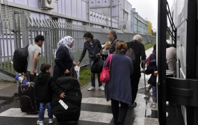 Oskrbo migrantov danes prevzema novi vladni urad
