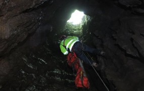 Ženska padla 25 metrov globoko v jamo Brezno pri cerkvi