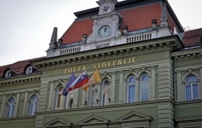 Kriminalisti na sedežu Pošte Slovenije; trije pridržani