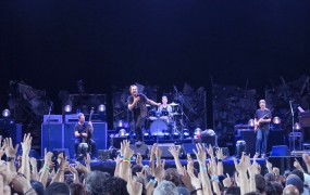 Pearl Jam in Guns N' Roses med dobitniki državnih posojil zaradi covida-19