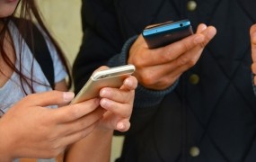 Japonsko mesto prepovedalo uporabo mobilnega telefona med hojo