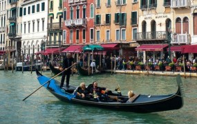 Debeli turisti so pretežki za beneške gondole