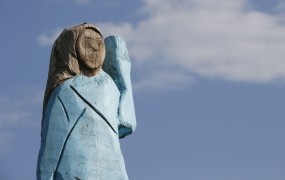 Američan, ki je ustvaril grotestni kip Melanie pri Sevnici, zdaj pravi: Odj**i iluzija!