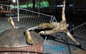 Z Ibrahimovićevim kipom v Malmöju same težave: od oktobra je tarča vandalov