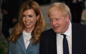 Britanski premier Johnson pričakuje otroka in načrtuje poroko