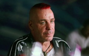Pevec Rammsteinov Lindemann zaradi bolezni covid-19  na intenzivni negi