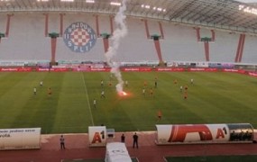 Saj niso normalni: navijači Hajduka so v "svoje" nogometaše izstrelili signalno raketo
