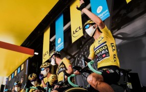 Koronavirus uničuje Giro: dirko zapušča tudi ekipa Primoža Rogliča