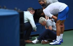 Škandal na US Openu: Đoković diskvalificiran, ker je z žogico nehote zadel linijsko sodnico