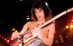 Umrl je legendarni rock kitarist Eddie Van Halen