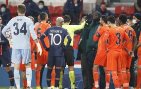 Drama v Ligi prvakov: sodnika obtožili rasizma, obe ekipi zapustili igrišče (VIDEO)