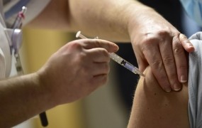 Cepiva za covid nimajo, zato Bosanci cepijo proti korupciji