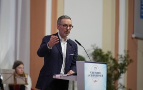 Šef avstrijskih svobodnjakov noče, da ga povezujejo s Putinom in Rusijo