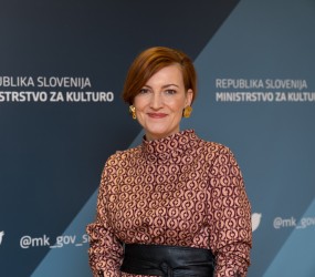 Blamaža: levičarka Asta Vrečko namesto novinarjev ščiti telekomunikacijske operaterje