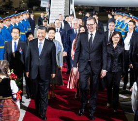 Srbska televizija prekinila prenos Evrovizije in namesto tega predvajala Vučićev sprejem kitajskega predsednika