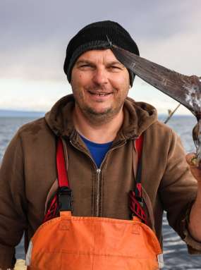 Adrenalinski lov na tune: na barki z Robertom Renningerjem