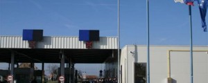 Tujci morajo dovoljenja za stalno prebivanje v obliki nalepke zamenjati za kartice