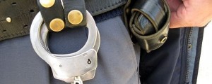 Šentjernejska policista obmetavali z različnimi predmeti