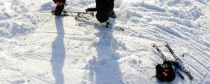 Smučar na Voglu trčil v drevo in umrl