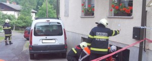 FOTO: V Nevljah med podiranjem hiše zasulo tri delavce