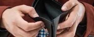 Zbili so ga na tla in mu ukradli 1,7 evra
