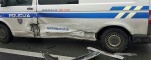 74-letnik trčil v Darsovo vozilo, nato pa ga je odbilo še v policijski avto