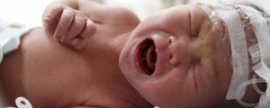 Oče dojenčico vrgel ob tla, njeno življenje visi na nitki
