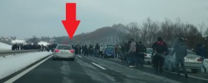 Bizarno!  Masovni pretep na avtocesti