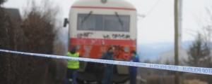 Kolesar obvozil spuščene zapornice in zapeljal pred vlak