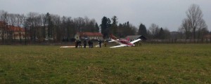 V Polju strmoglavilo ultralahko letalo