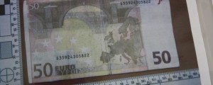 Na območju Krškega v promet spravili vsaj 30.000 evrov ponarejenega denarja