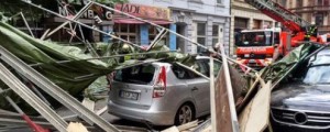 Orkanski veter! Betonski steber padel na moškega
