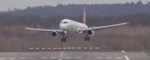 VIDEO: Vratolomni posnetki pristajanja letal ob orkanskem vetru